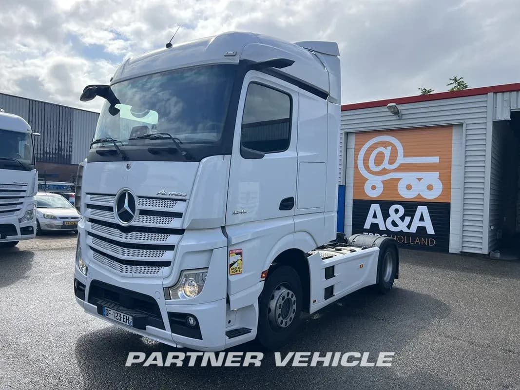 Vehicle media 4