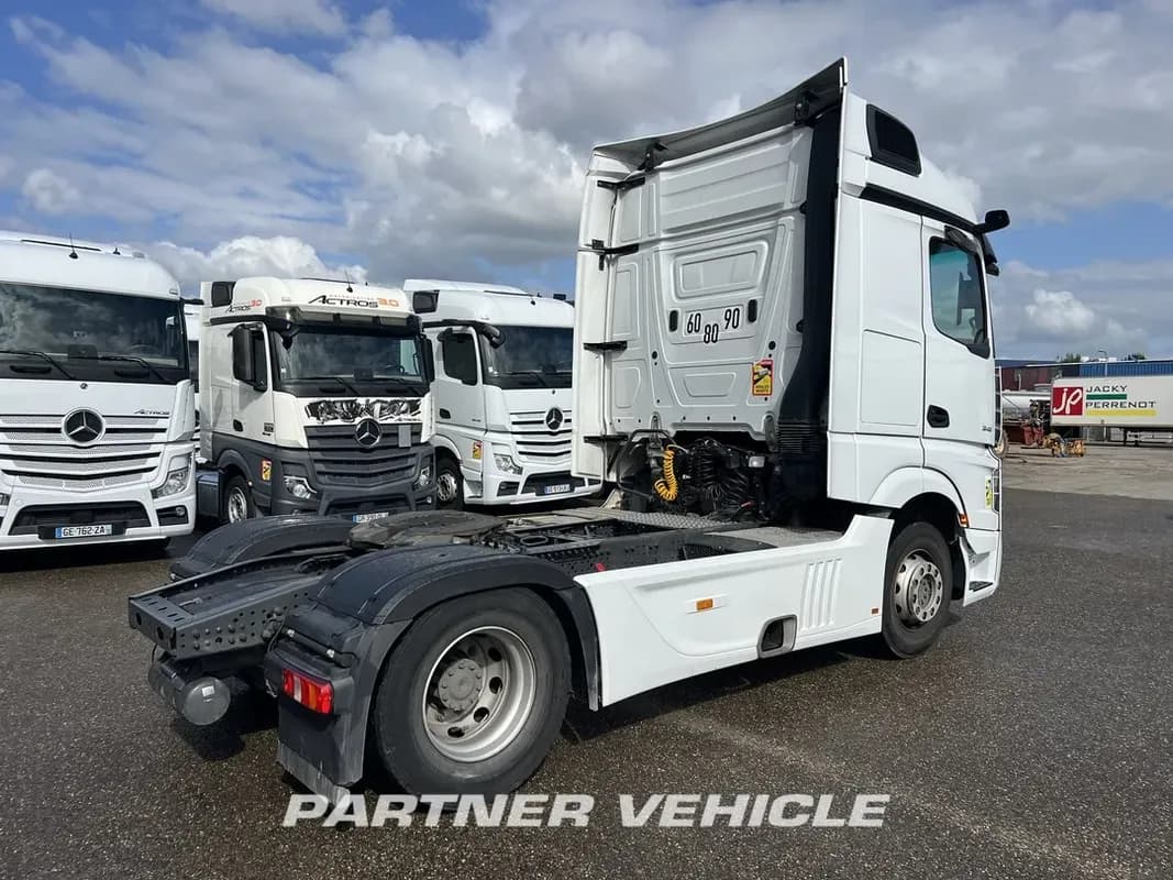 Vehicle media 8