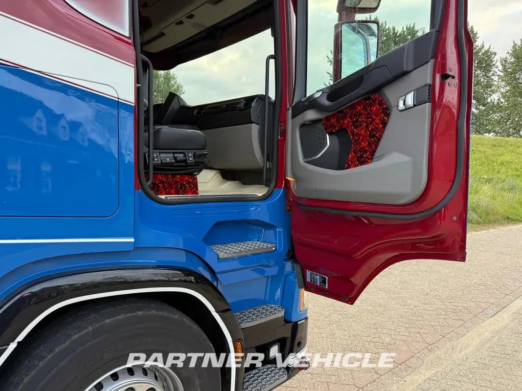 Vehicle media 6
