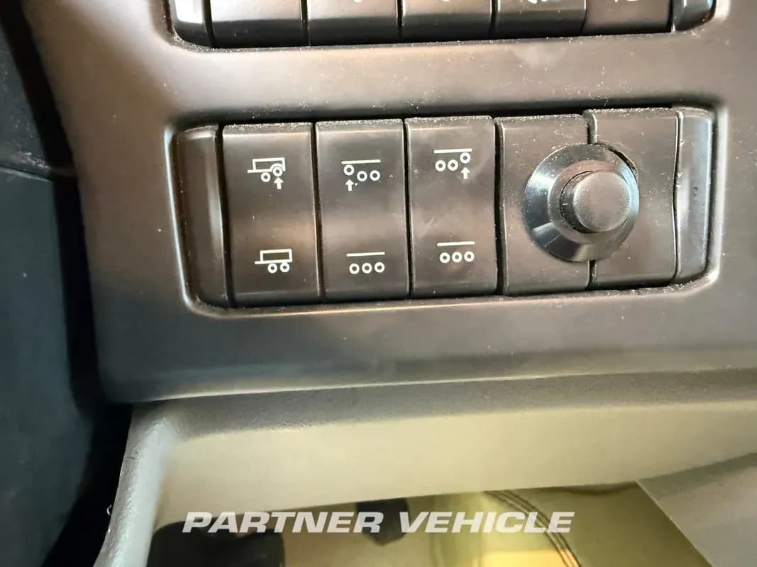 Vehicle media 8